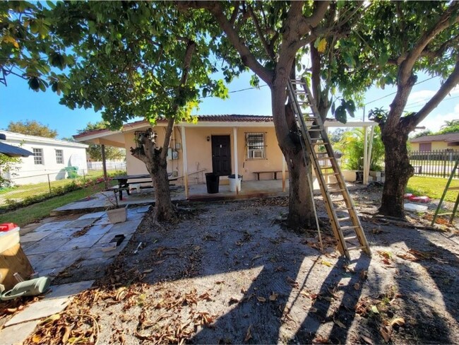 Foto del edificio - 5451 SW 5th Terrace