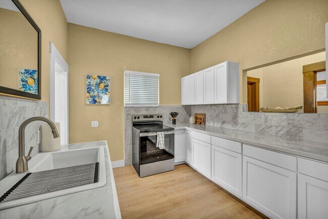 Foto del edificio - FULLY FURNISHED & BEAUTIFULLY REMODELED CLASSIC HOME NEAR UNR WITH UNBEATABLE I-80 ACCESS