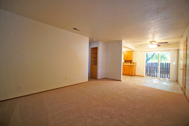 Foto del edificio - Charming 2-bedroom 1-bathroom in Carmichael!