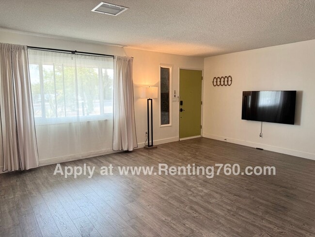 Building Photo - Modern & Updated Home With Solar!