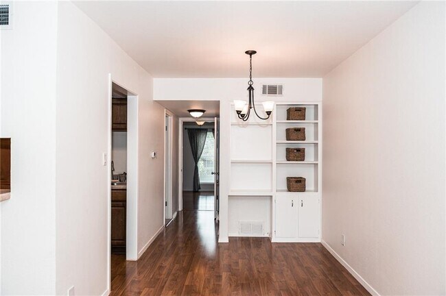 Building Photo - 2425 Ashdale Dr