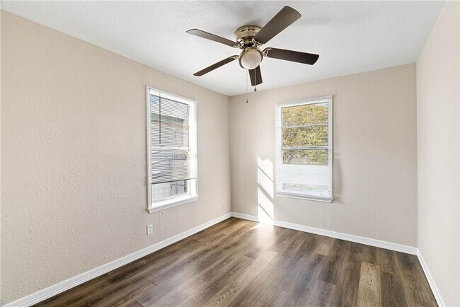 Foto del edificio - TWO BEDROOM ONE BATH UP FRONT WITH BACK APARTMENT