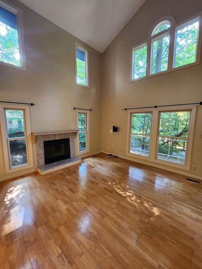 Building Photo - 115 Creekview Cir
