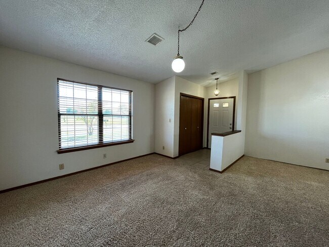 Building Photo - 2 Bedroom 1 bathroom Duplex in Broken Arro...