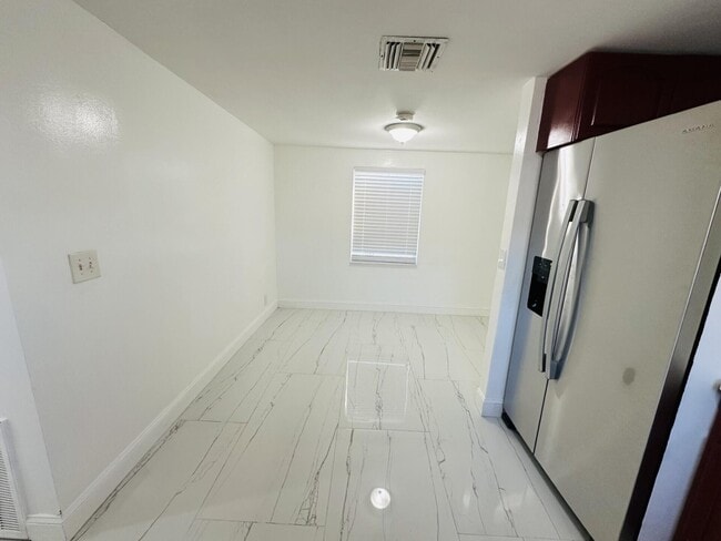 Building Photo - 816 S A St