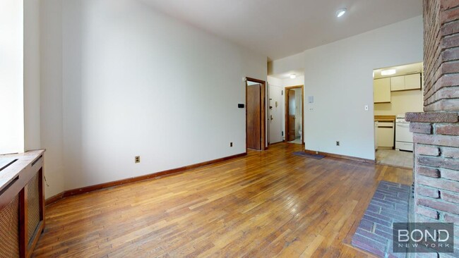 Building Photo - 158 W 75th St