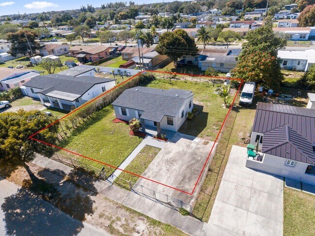 Foto del edificio - 15900 NW 18th Ave