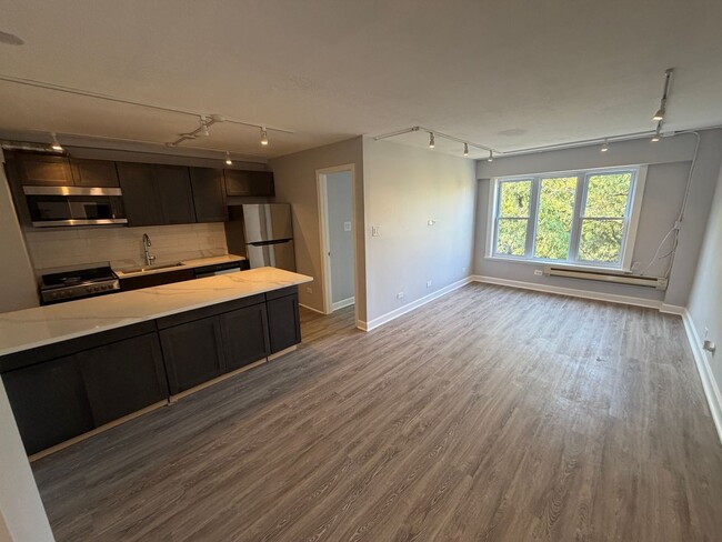 Foto del edificio - 7254 N Ridge Blvd