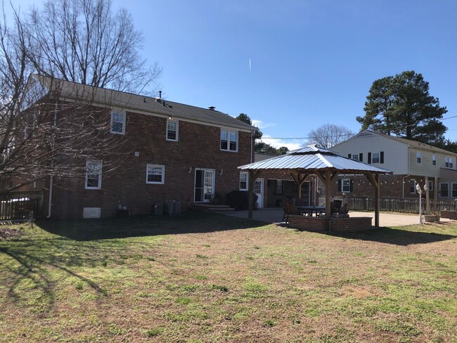 Foto del edificio - Charming Meadowbrook Colonial