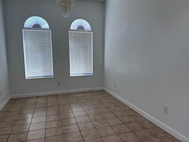 Building Photo - 4 bedroom home with one full bedroom and b...