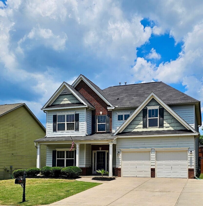 Foto principal - Don't miss this Gorgeous 4 BR Home in the ...