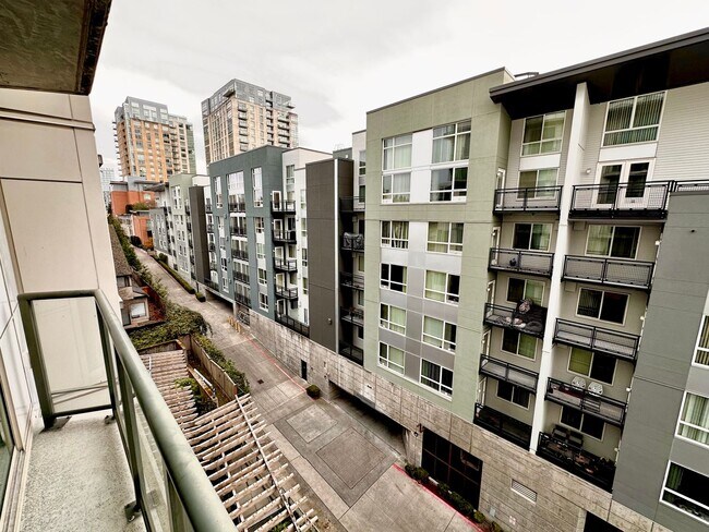 Foto del edificio - Downtown Bellevue Studio with Balcony, In-Unit Laundry & Amenities