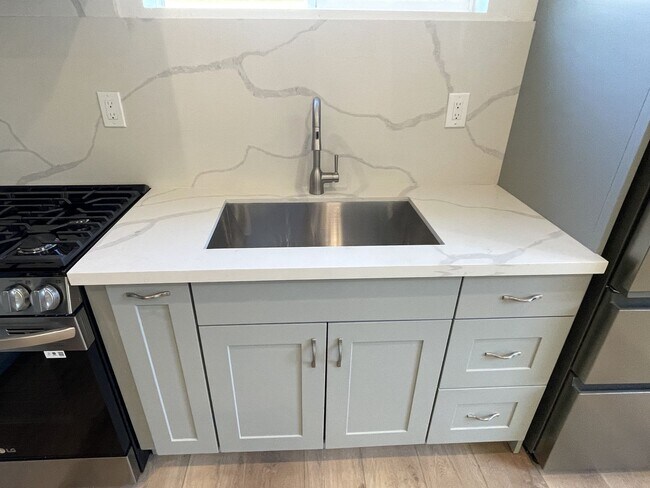 Building Photo - Luxury Studio in Lake Balboa