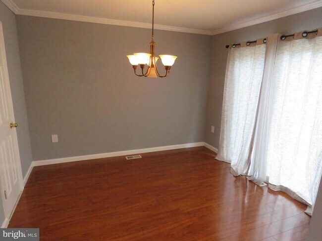 Building Photo - 307 Melvin Ave N