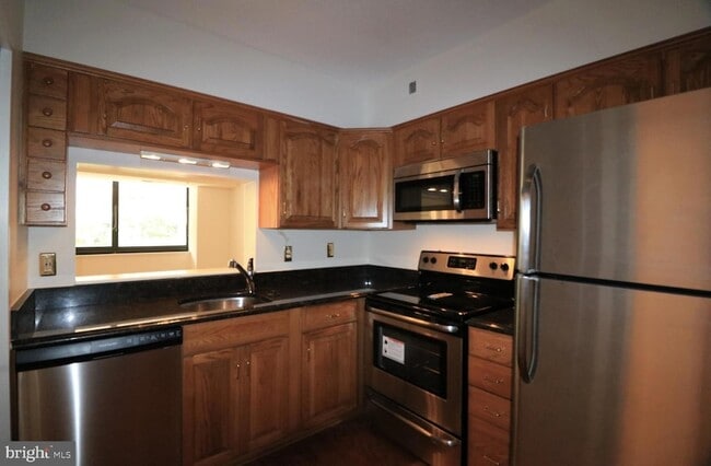Building Photo - 1805 Crystal Dr