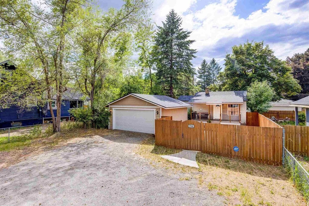 Foto principal - Stunning 3 Bed, 1 Bath Home on South Hill!