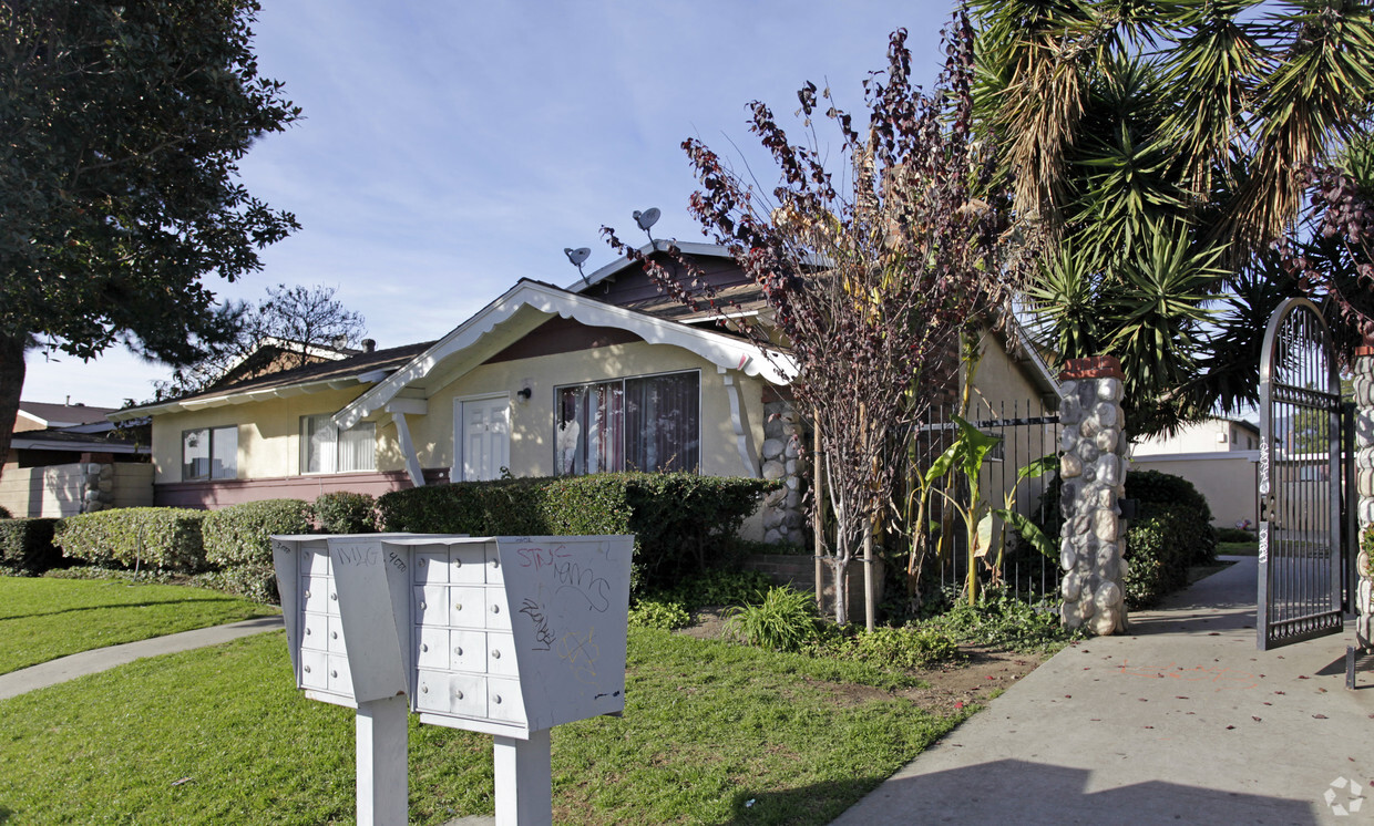 Foto principal - 4574 Bandera St