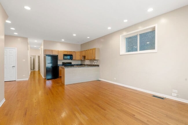 Building Photo - 5028 W Lawrence Ave