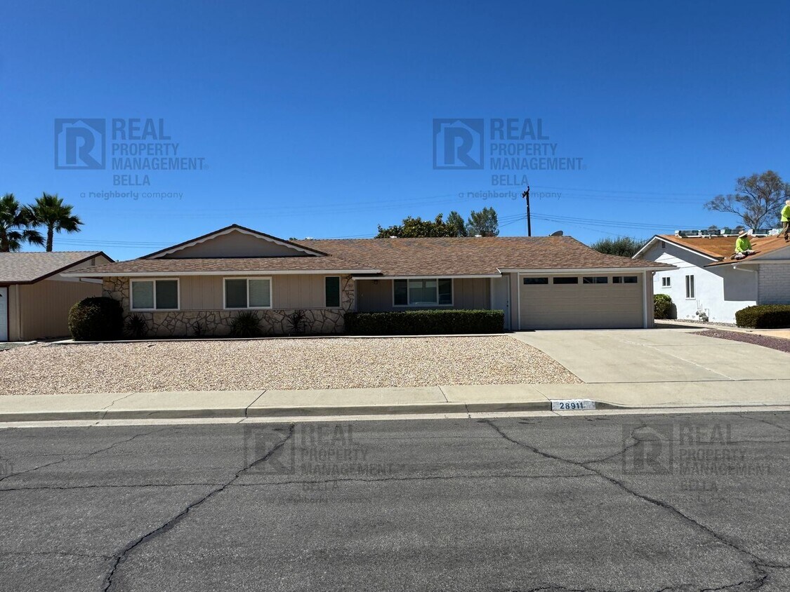 Foto principal - Spacious 3-Bedroom Home with Sunroom & Upg...