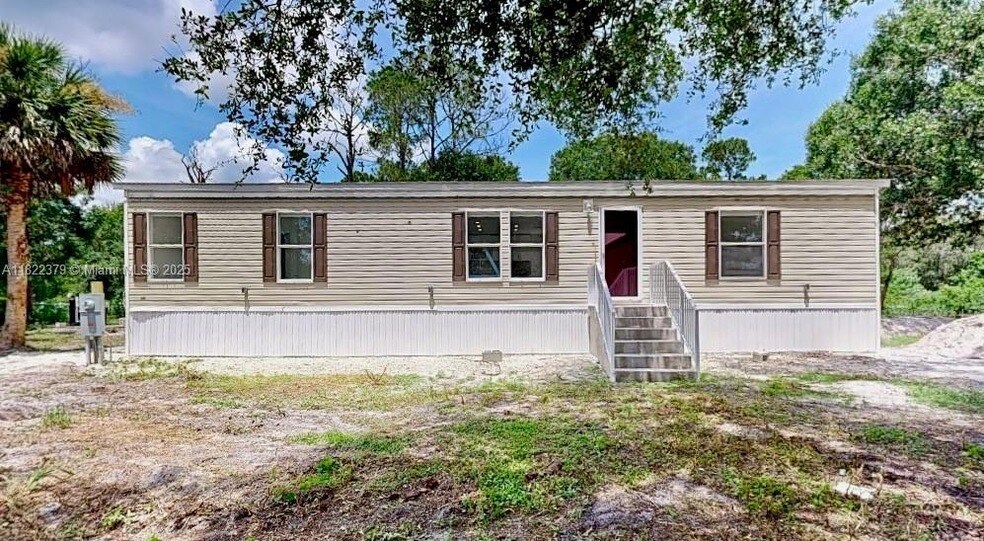 Foto principal - 720 N Riverside St