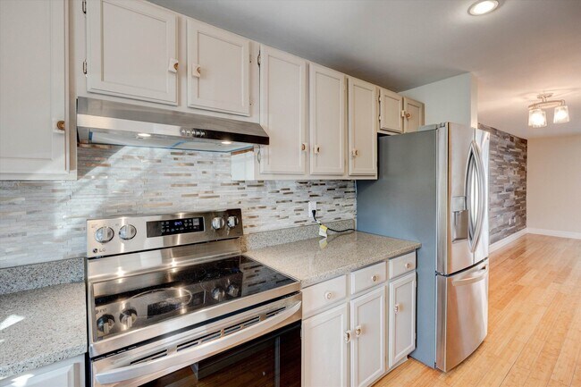 Foto del edificio - 50 Edward J Roy Dr