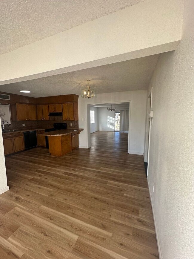 Building Photo - Spacious 3 Bed Home with a Large second Li...