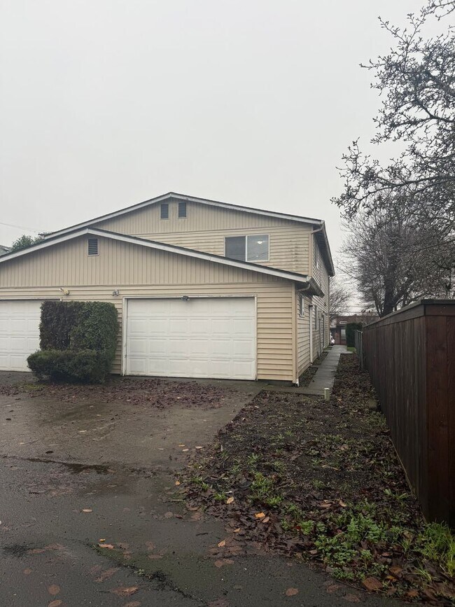 Building Photo - 2624-2624 E 6th St