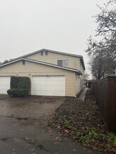 Building Photo - 2624-2624 E 6th St