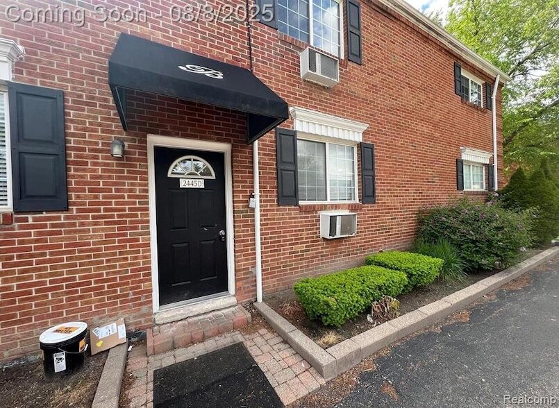Primary Photo - 2445 Torquay Ave