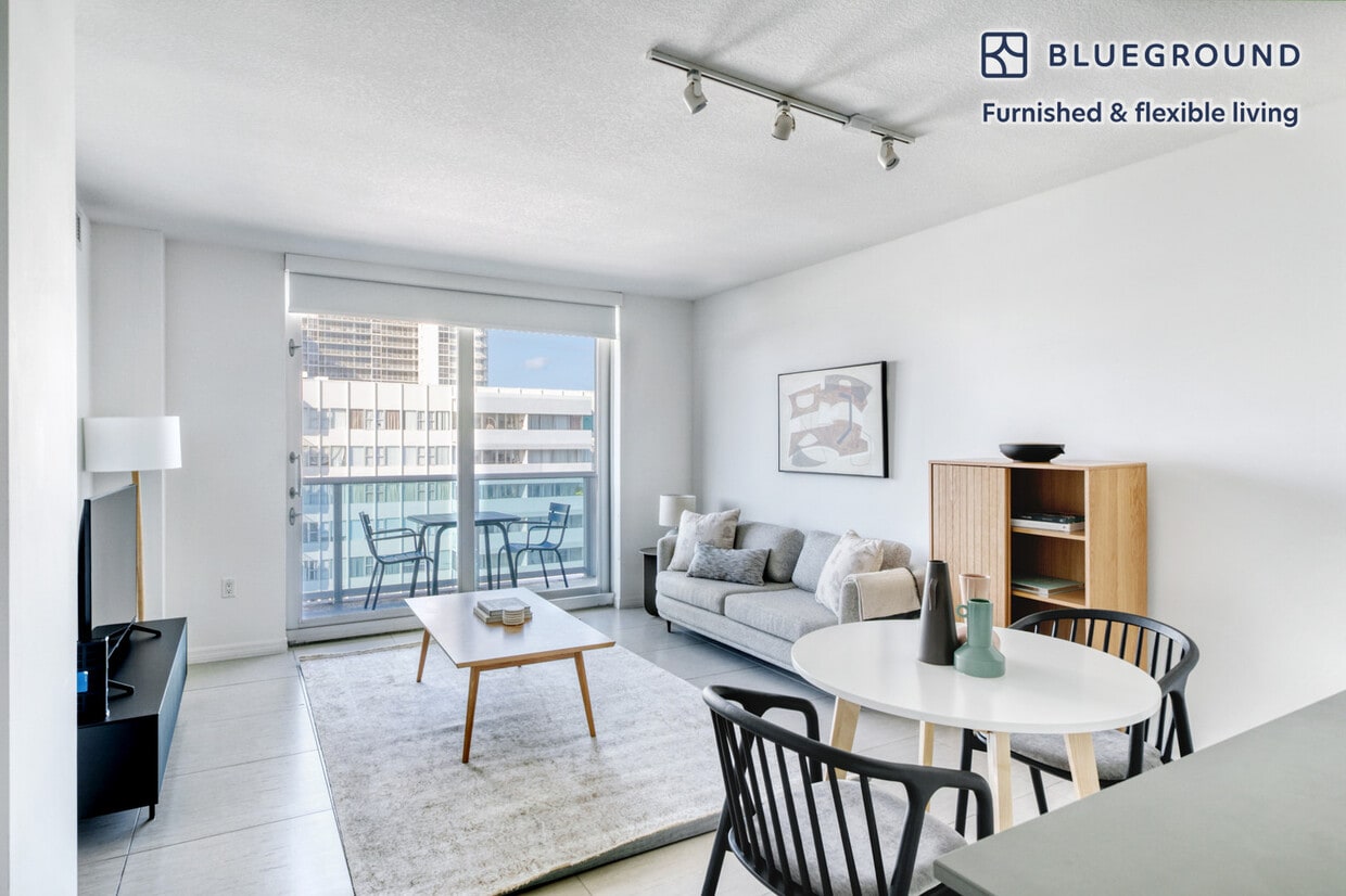 7525 E Treasure Dr Unit FL9ID56, North Bay Village, FL 33141 Room