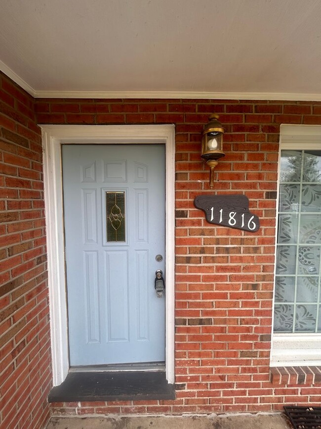 Building Photo - Spacious 5-Bedroom Retreat with Luxurious ...