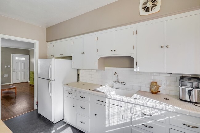 Building Photo - UNFURNISHED Charming 1 Bed, 1 Bath Rental Condo in Arbor Lodge neighborhood!
