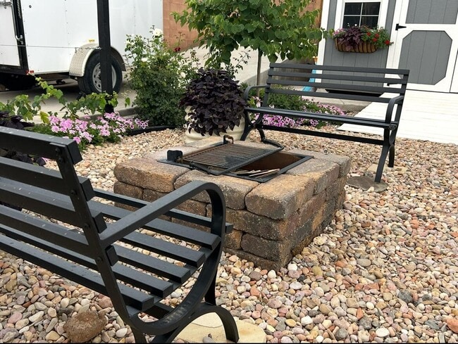 Building Photo - Beautifully Renovated 6 Bedroom Home in th...