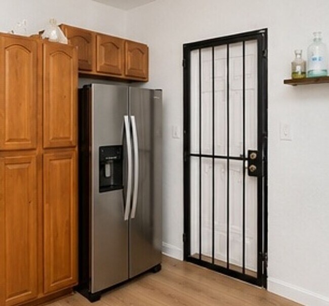 Building Photo - 2 Bedroom Duplex & Studio for Rent