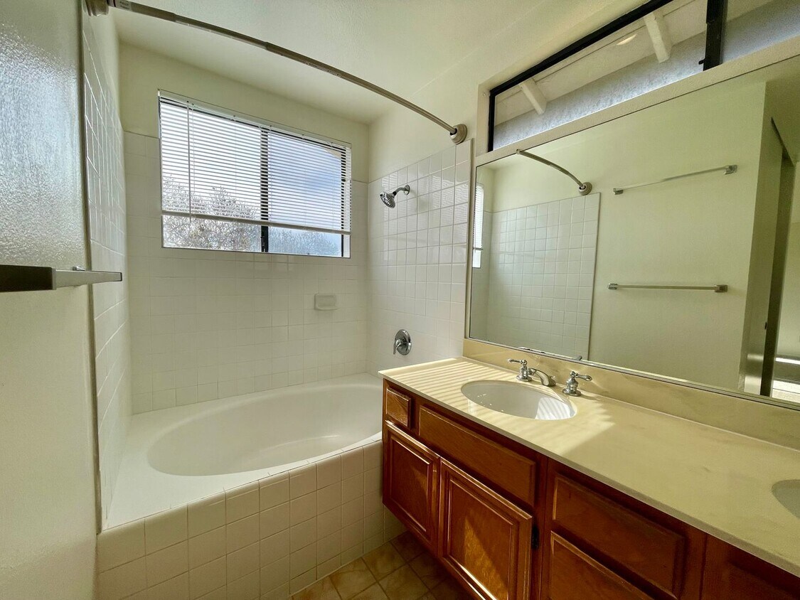 Foto del edificio - Carmel Valley 4 Bed/2.5 Bath Home
