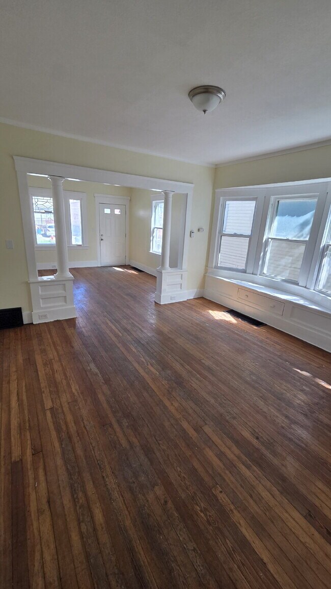 Foto del edificio - Classic Old Brooklyn 3-Bedroom Duplex