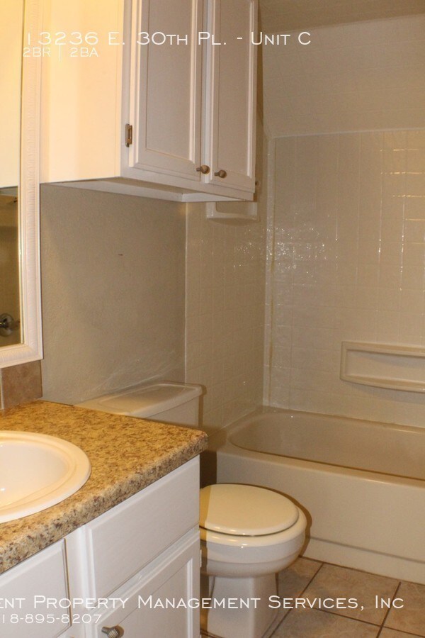Building Photo - 2 bedroom Townhouse