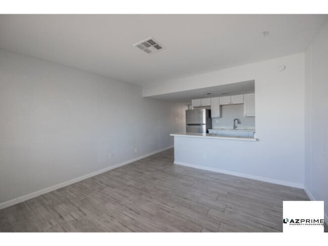 Building Photo - Experience the Charm of Phoenix in this De...