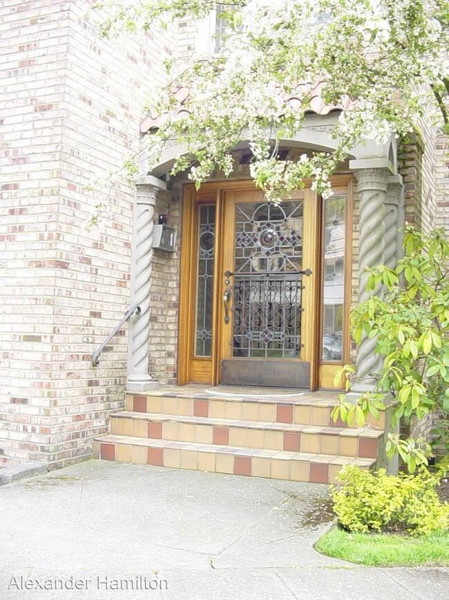 Building Photo - 1127 Olympic Way W