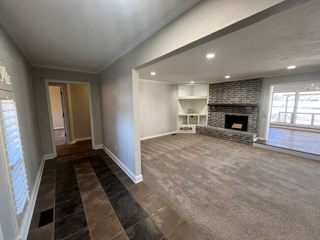 Building Photo - Golf Course Living in Yukon! Surrey Hills!