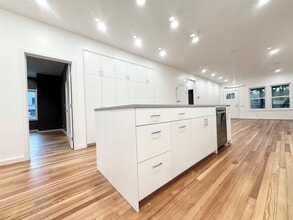 Building Photo - 1412 Sul Ross St