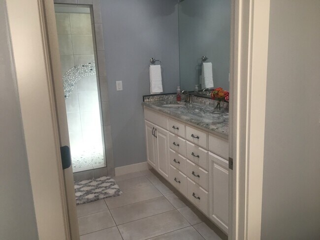 Building Photo - Pet-friendly! Beautiful Vermillion Home!