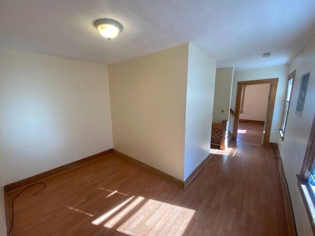 Building Photo - 13 Andrew St