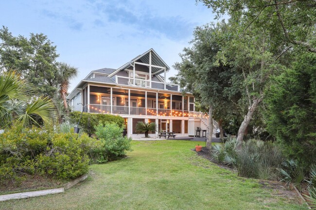 Foto del edificio - Luxury Waterfront Estate with Deepwater Access