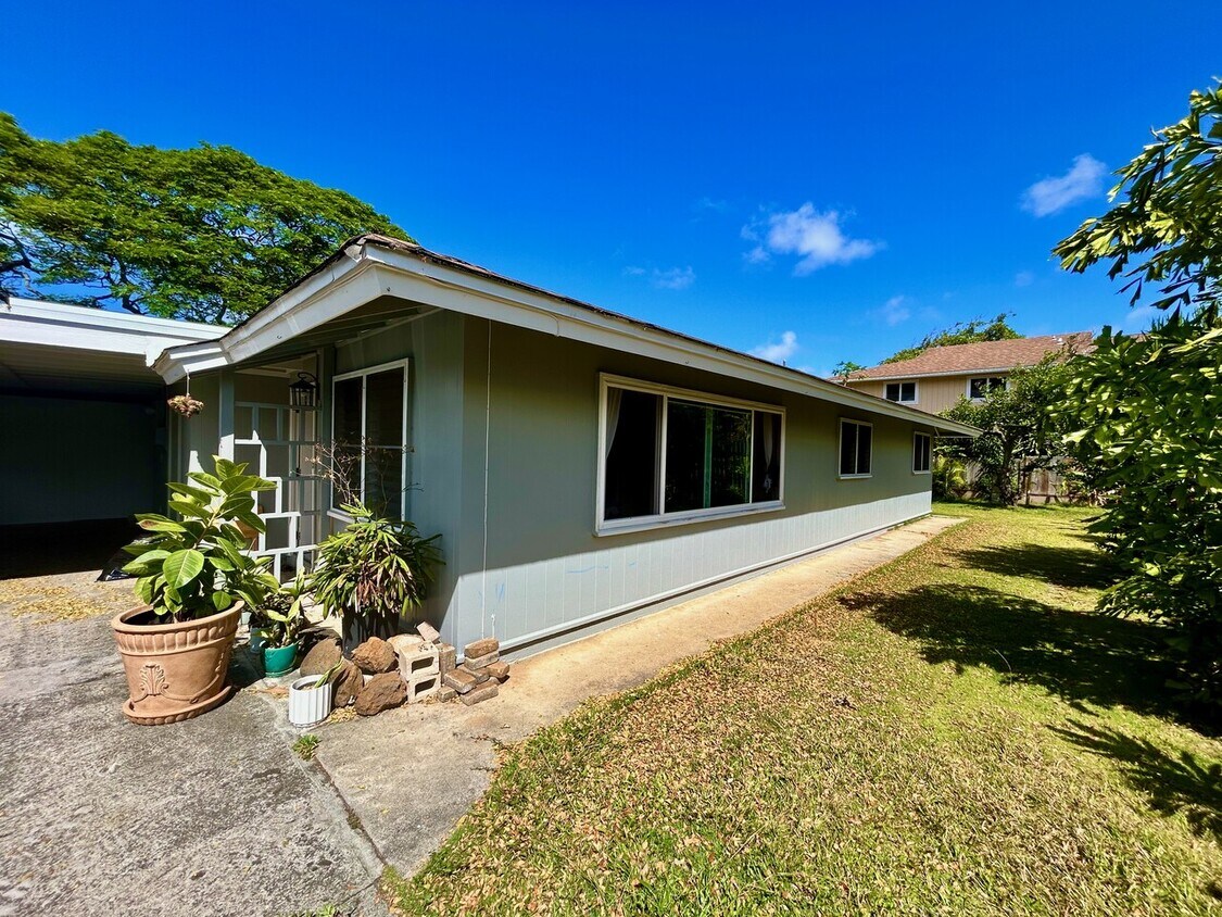 Building Photo - Manono St 329