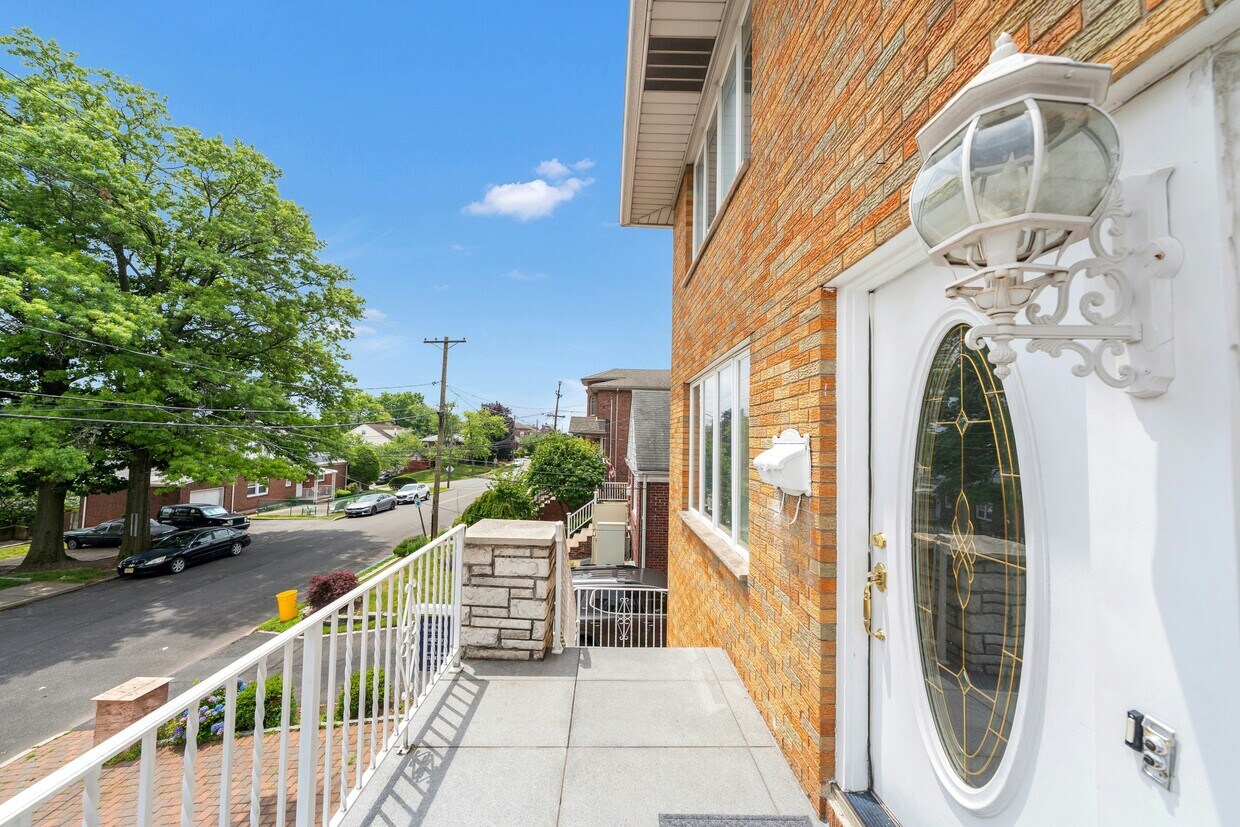 Building Photo - 315 13th St