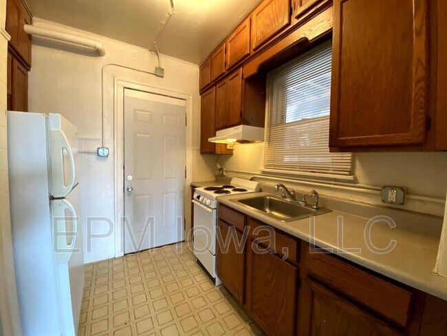 Building Photo - 608 Wellington Ct