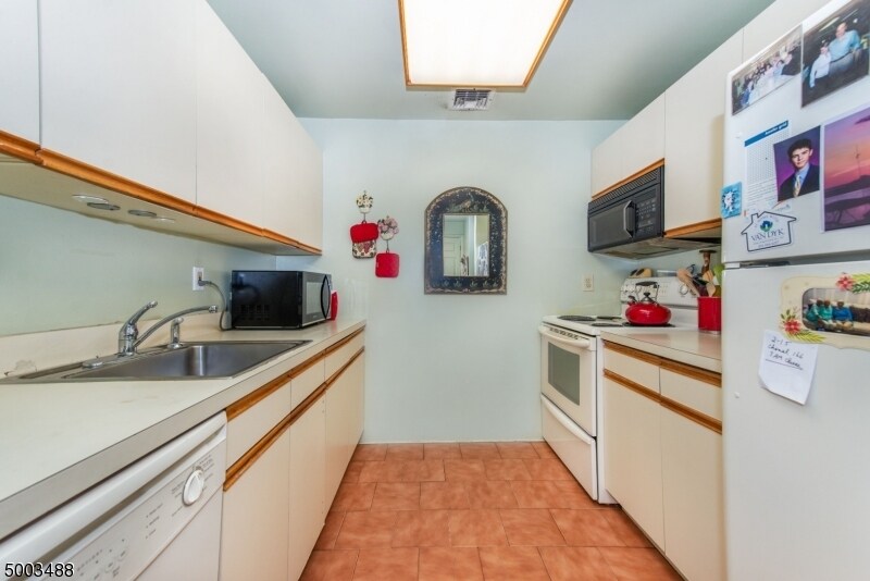 Primary Photo - 32 Smith Ave