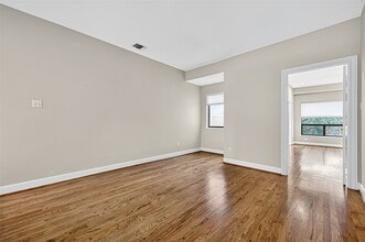 Building Photo - 3027 Bissonnet St