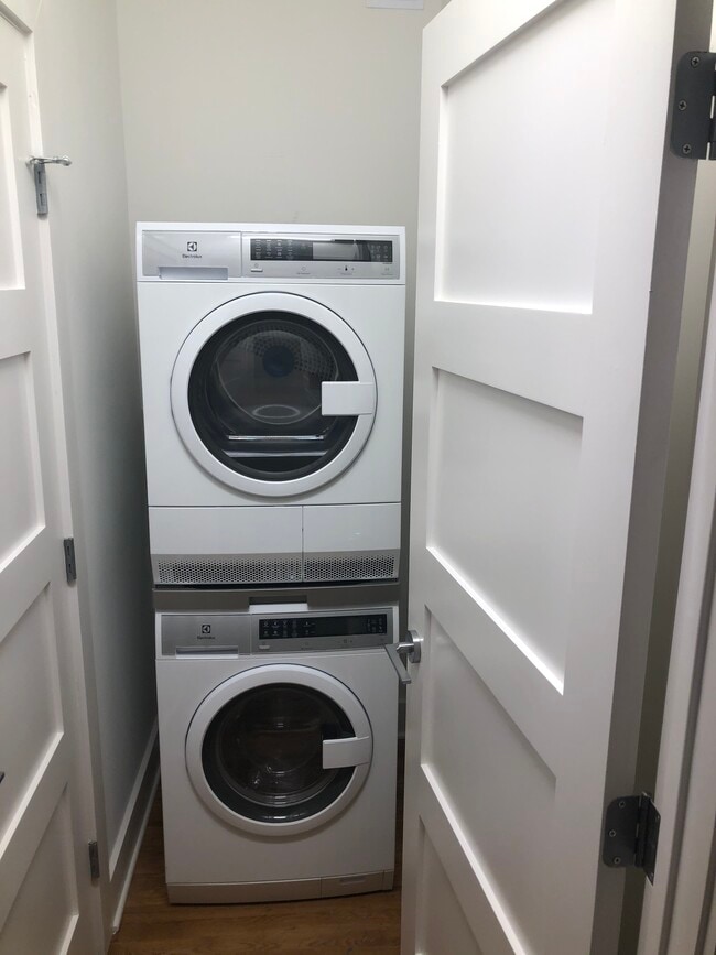 Building Photo - 302 E Grace St